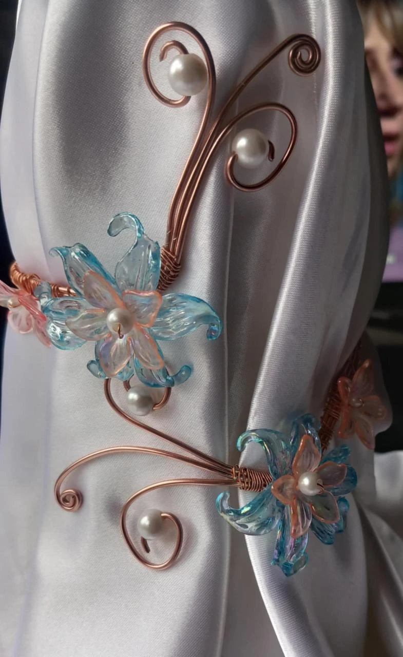 Bracelet de bras cuivré avec fleurs turquoise & pêche